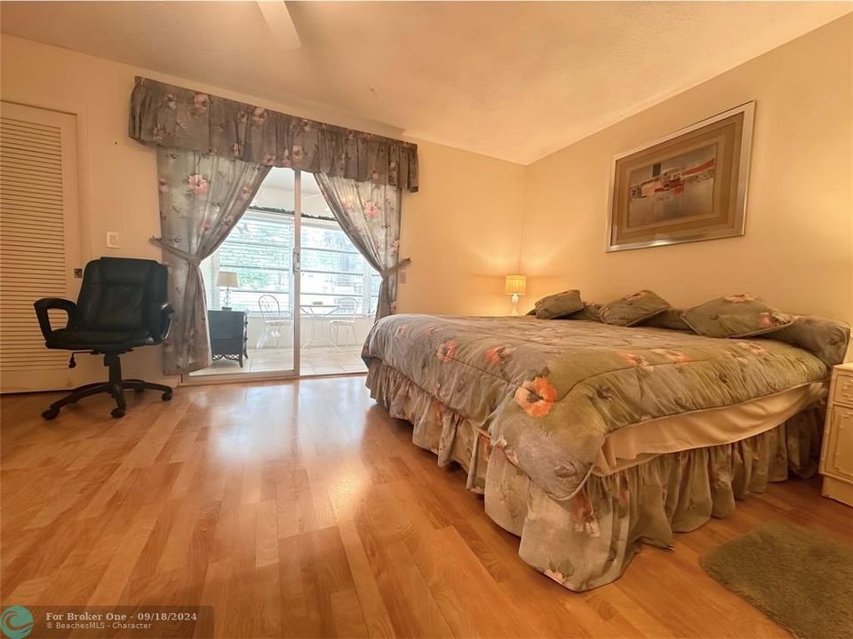 For Sale: $154,900 (1 beds, 2 baths, 719 Square Feet)