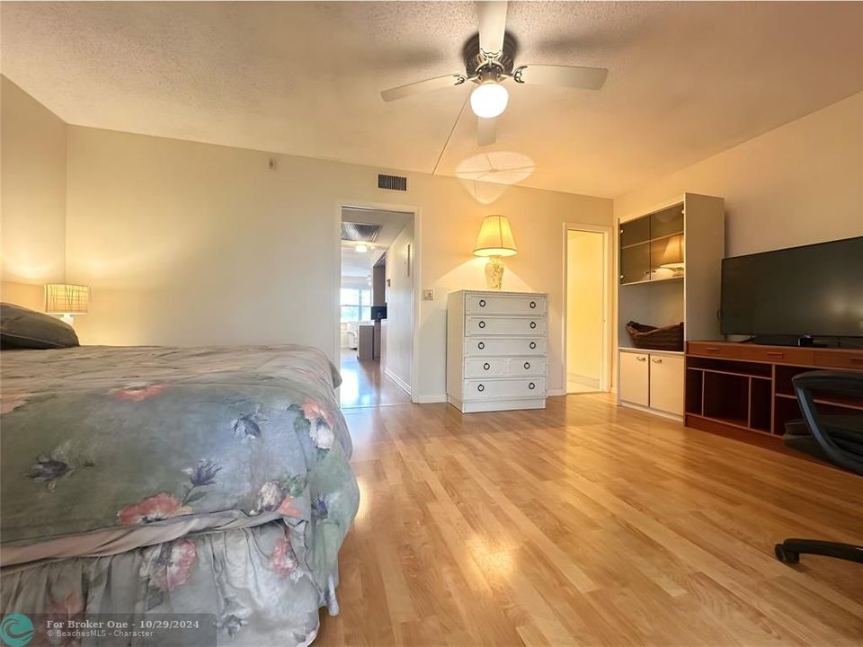 For Sale: $154,900 (1 beds, 2 baths, 719 Square Feet)