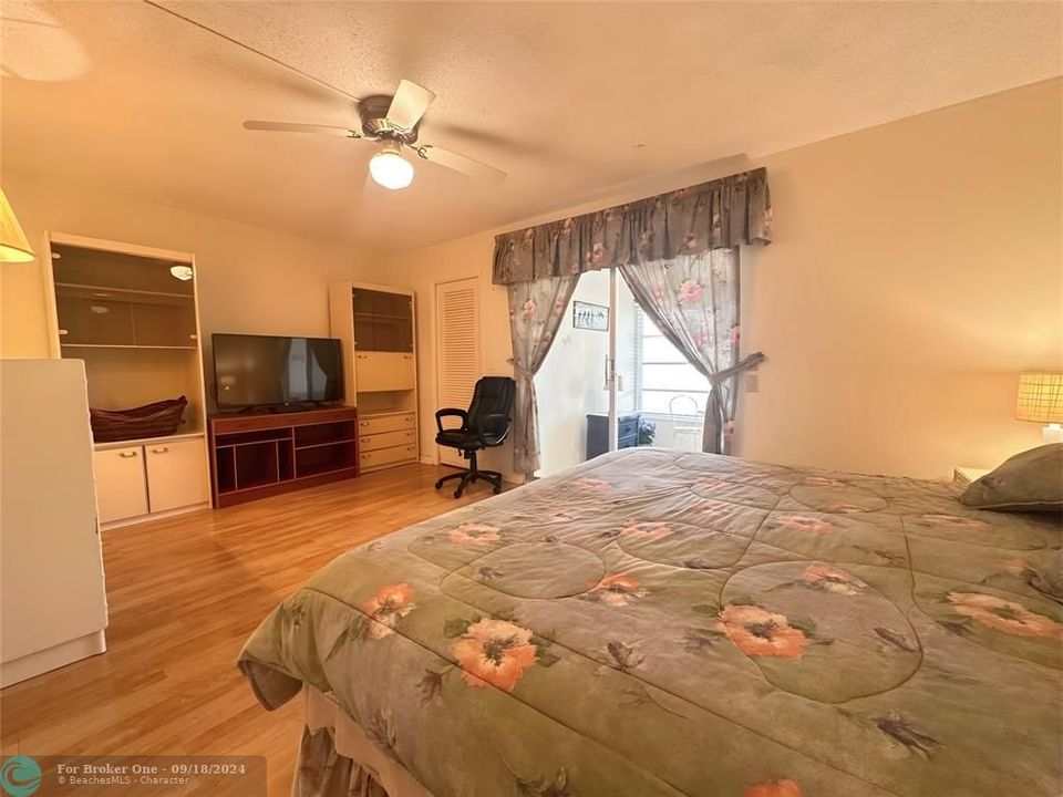 For Sale: $154,900 (1 beds, 2 baths, 719 Square Feet)