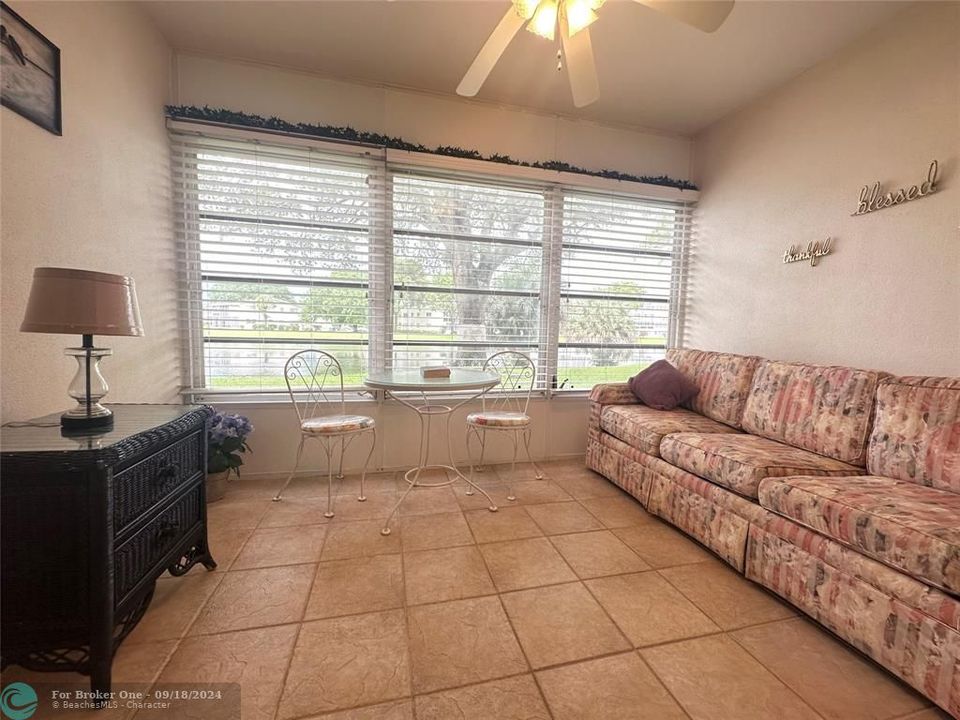 For Sale: $154,900 (1 beds, 2 baths, 719 Square Feet)