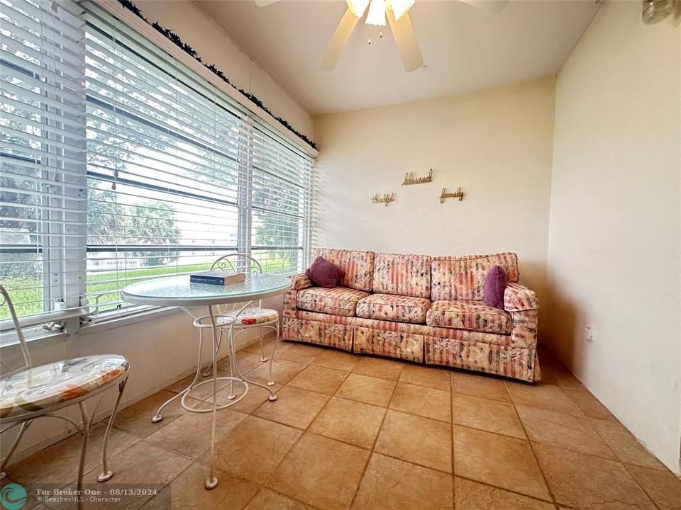 For Sale: $154,900 (1 beds, 2 baths, 719 Square Feet)