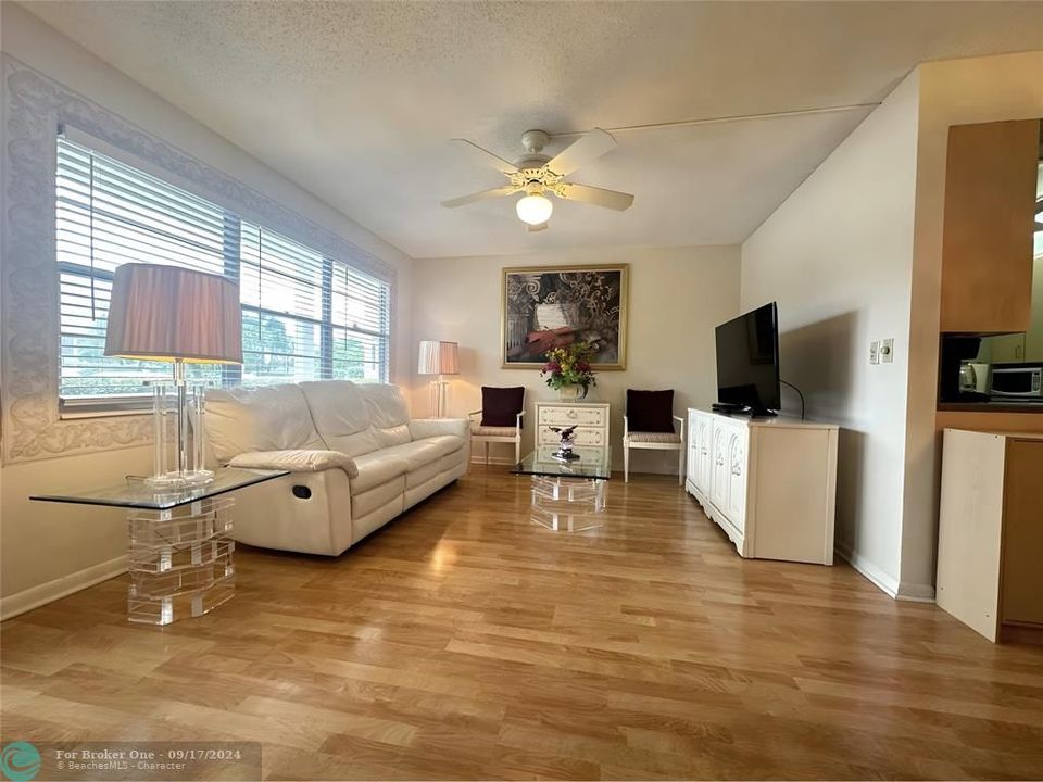 For Sale: $154,900 (1 beds, 2 baths, 719 Square Feet)