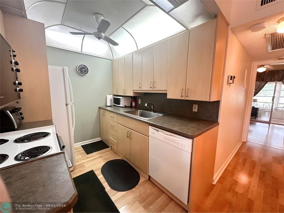 For Sale: $154,900 (1 beds, 2 baths, 719 Square Feet)