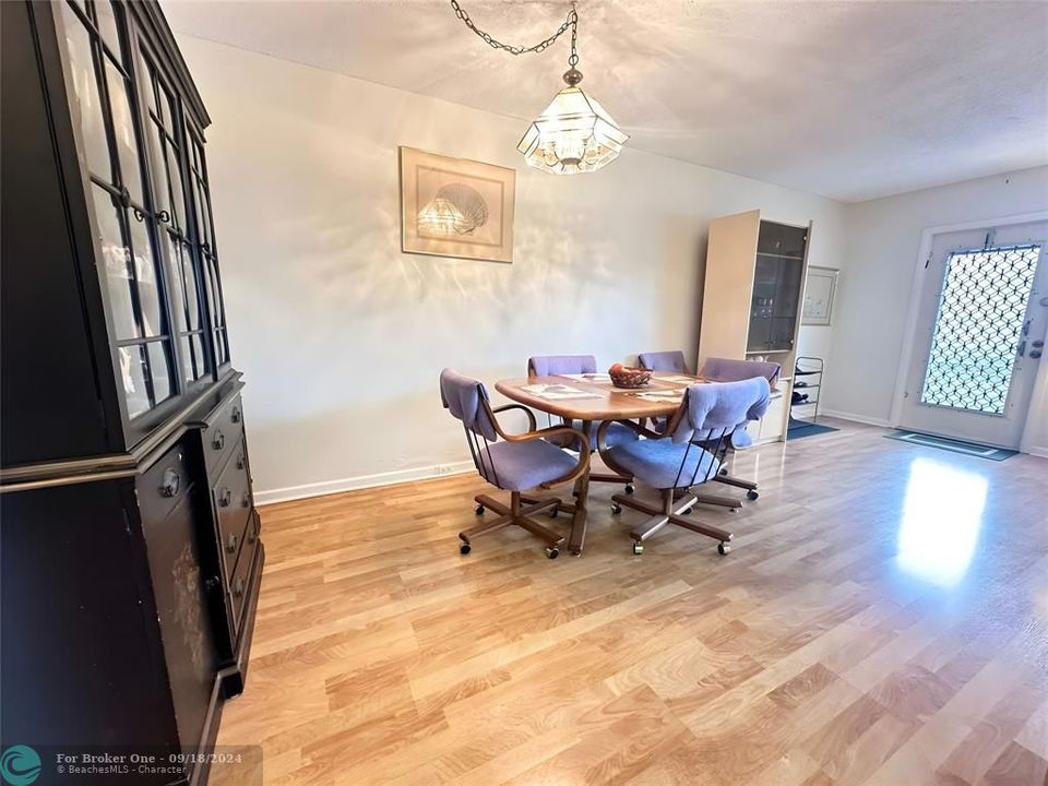 For Sale: $154,900 (1 beds, 2 baths, 719 Square Feet)