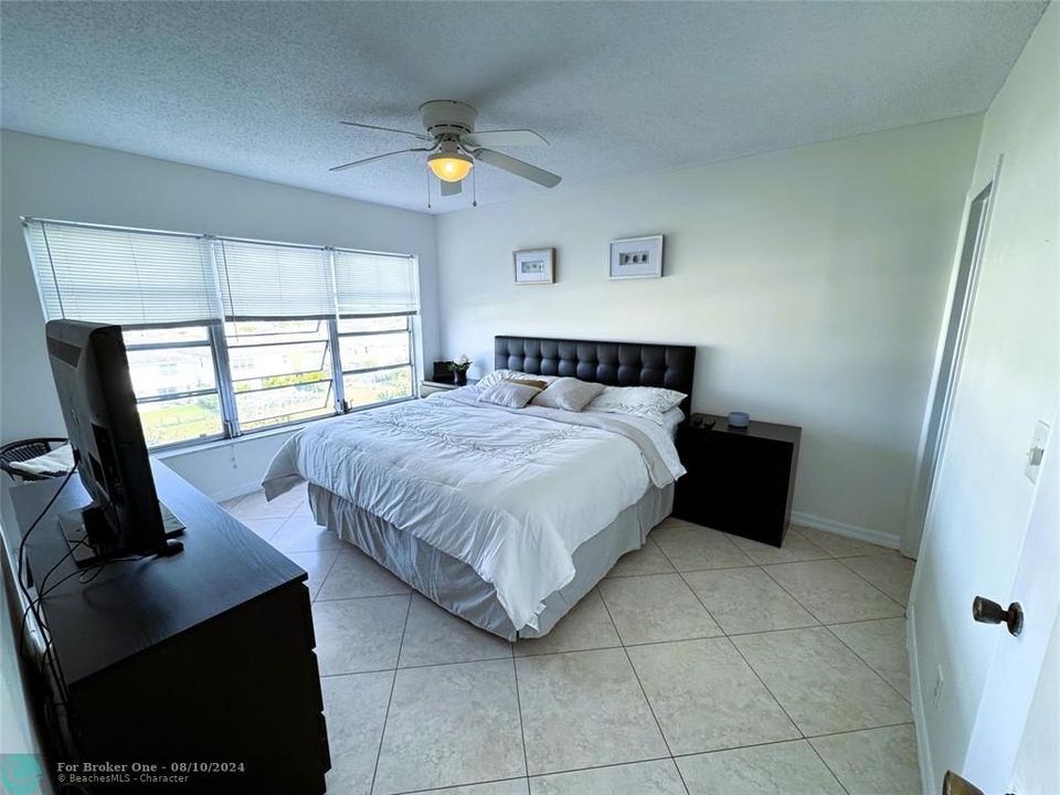 For Rent: $2,125 (2 beds, 2 baths, 930 Square Feet)