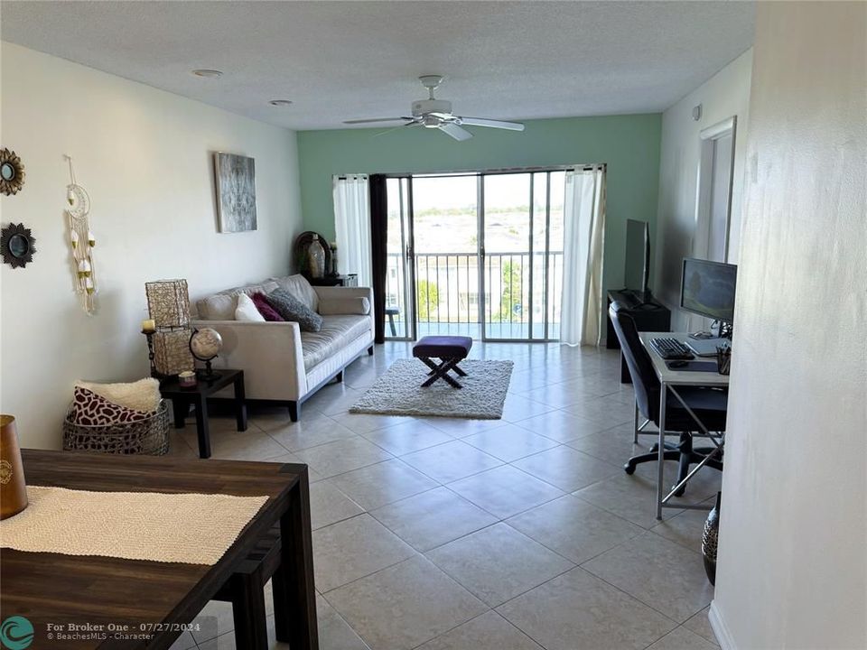For Rent: $2,125 (2 beds, 2 baths, 930 Square Feet)