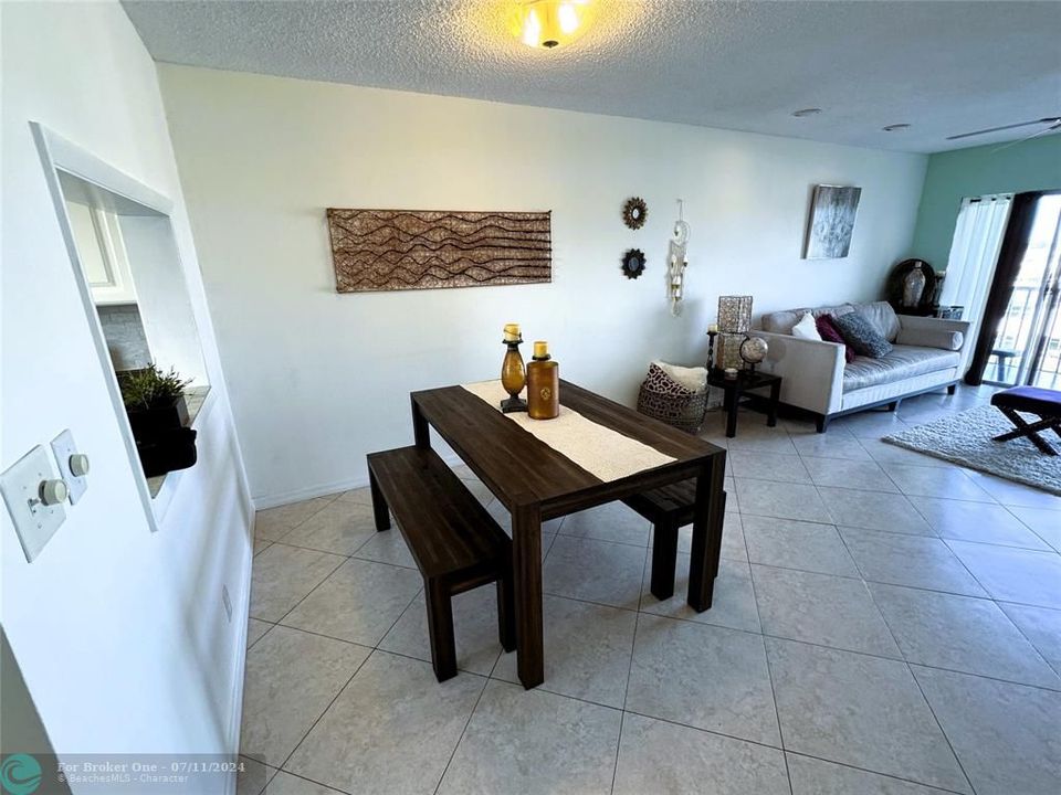 For Rent: $2,125 (2 beds, 2 baths, 930 Square Feet)