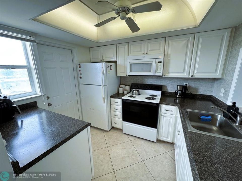 For Rent: $2,125 (2 beds, 2 baths, 930 Square Feet)