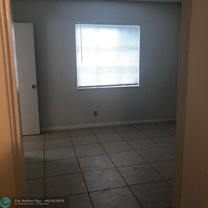 Active With Contract: $1,700 (1 beds, 1 baths, 685 Square Feet)