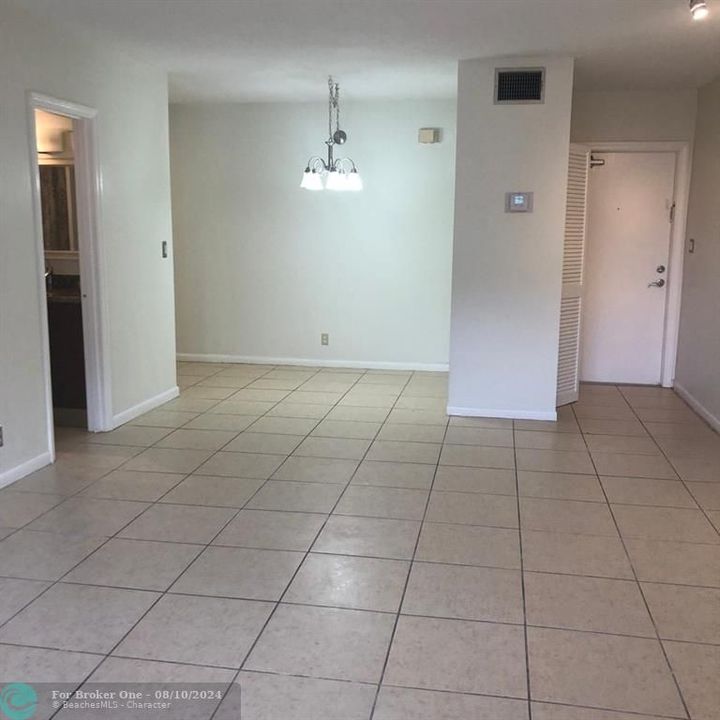 For Rent: $1,800 (1 beds, 1 baths, 685 Square Feet)