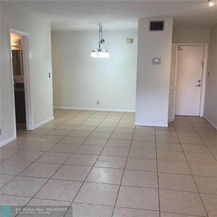 Active With Contract: $1,700 (1 beds, 1 baths, 685 Square Feet)