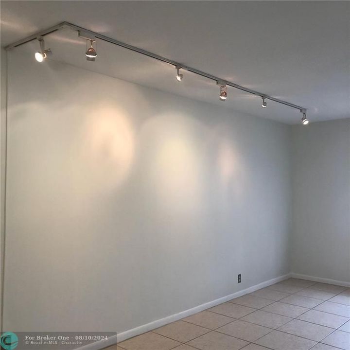 Active With Contract: $1,700 (1 beds, 1 baths, 685 Square Feet)