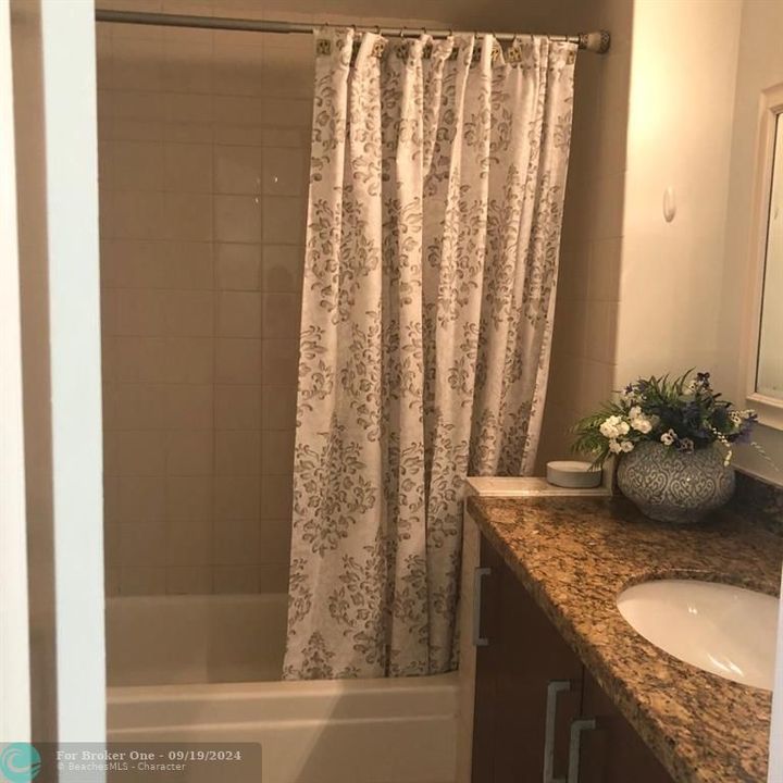 For Rent: $1,800 (1 beds, 1 baths, 685 Square Feet)