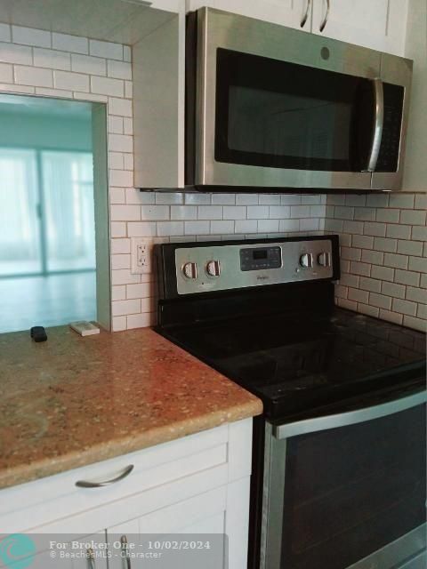 For Rent: $1,800 (2 beds, 2 baths, 880 Square Feet)