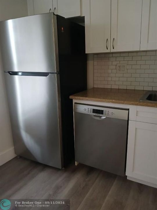 For Rent: $1,800 (2 beds, 2 baths, 880 Square Feet)