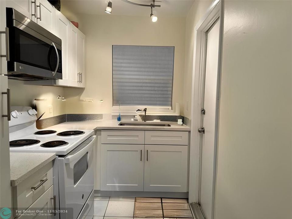 For Rent: $1,725 (1 beds, 1 baths, 597 Square Feet)