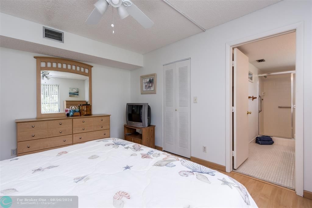 For Sale: $179,000 (2 beds, 2 baths, 990 Square Feet)