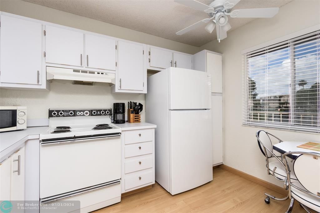 For Sale: $179,000 (2 beds, 2 baths, 990 Square Feet)
