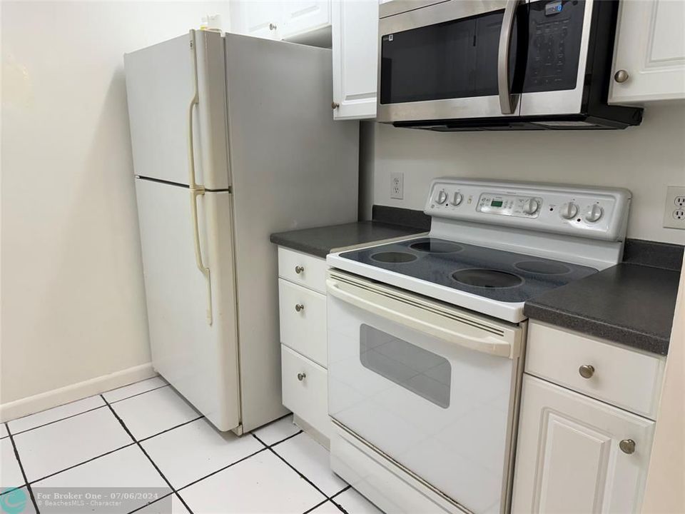 For Rent: $1,700 (1 beds, 1 baths, 811 Square Feet)