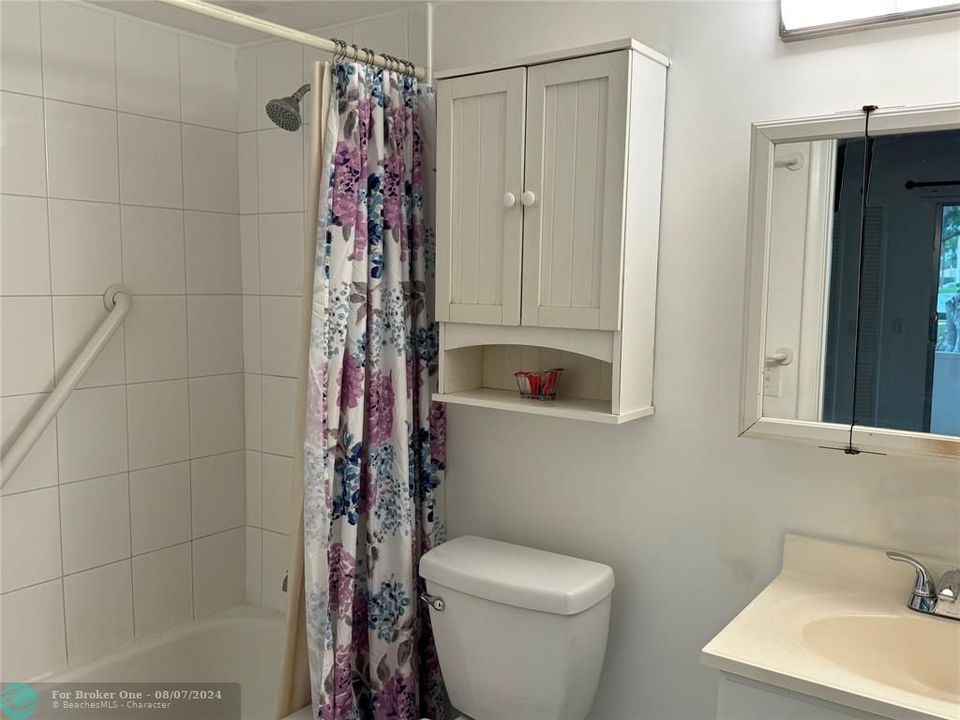 For Rent: $1,700 (1 beds, 1 baths, 811 Square Feet)