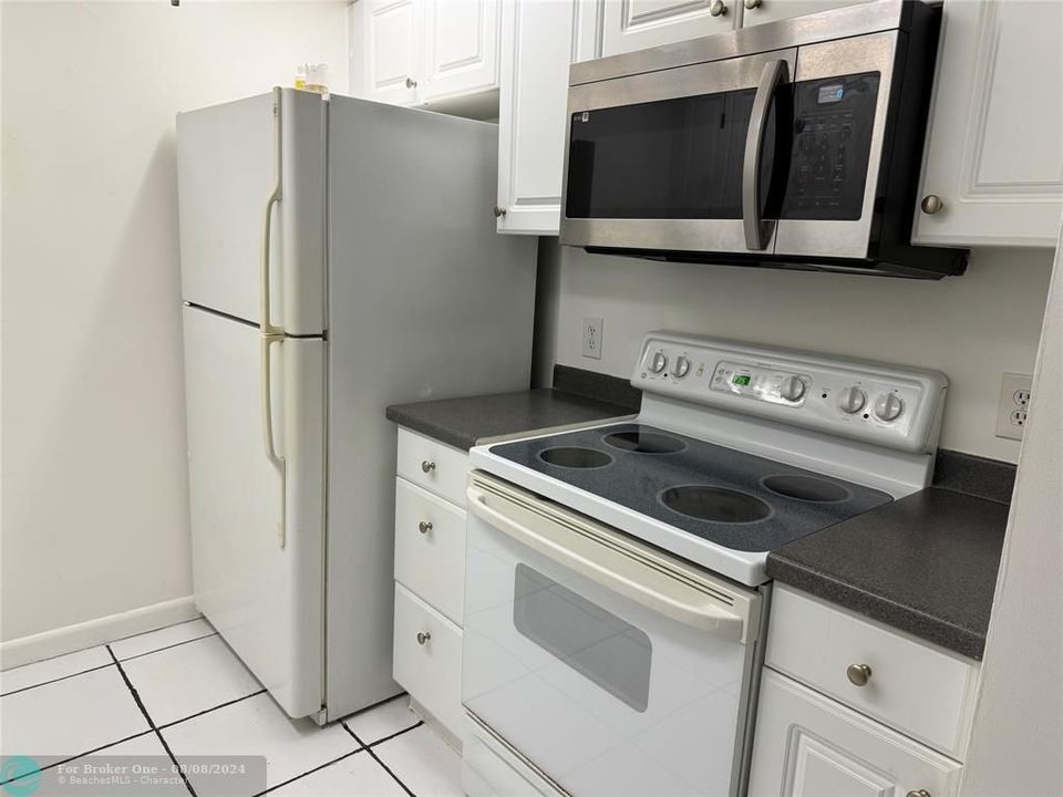 For Rent: $1,700 (1 beds, 1 baths, 811 Square Feet)