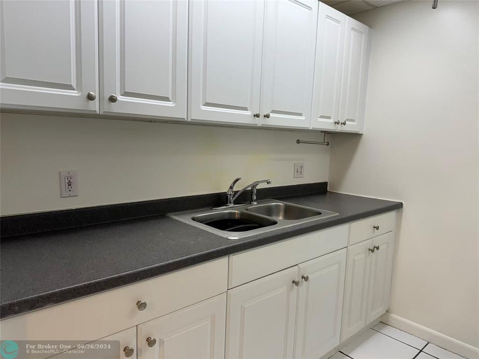 For Rent: $1,700 (1 beds, 1 baths, 811 Square Feet)