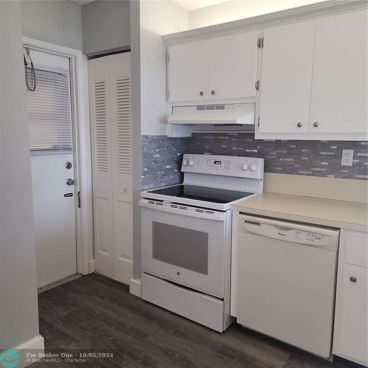 For Rent: $1,900 (2 beds, 2 baths, 970 Square Feet)