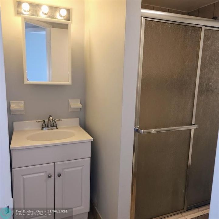 For Rent: $1,900 (2 beds, 2 baths, 970 Square Feet)