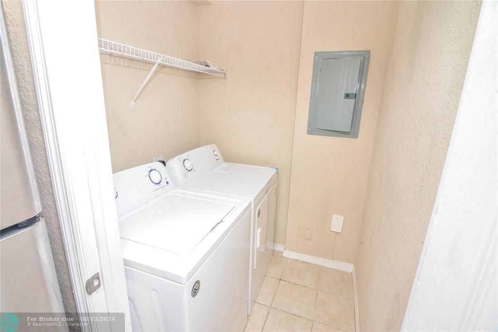 Active With Contract: $2,200 (2 beds, 2 baths, 1149 Square Feet)