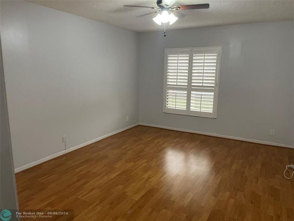 For Sale: $189,900 (2 beds, 2 baths, 887 Square Feet)