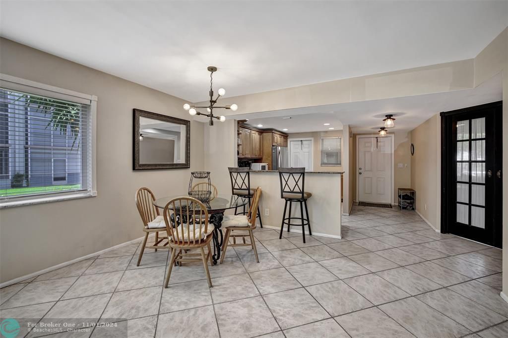 For Sale: $320,000 (2 beds, 2 baths, 912 Square Feet)