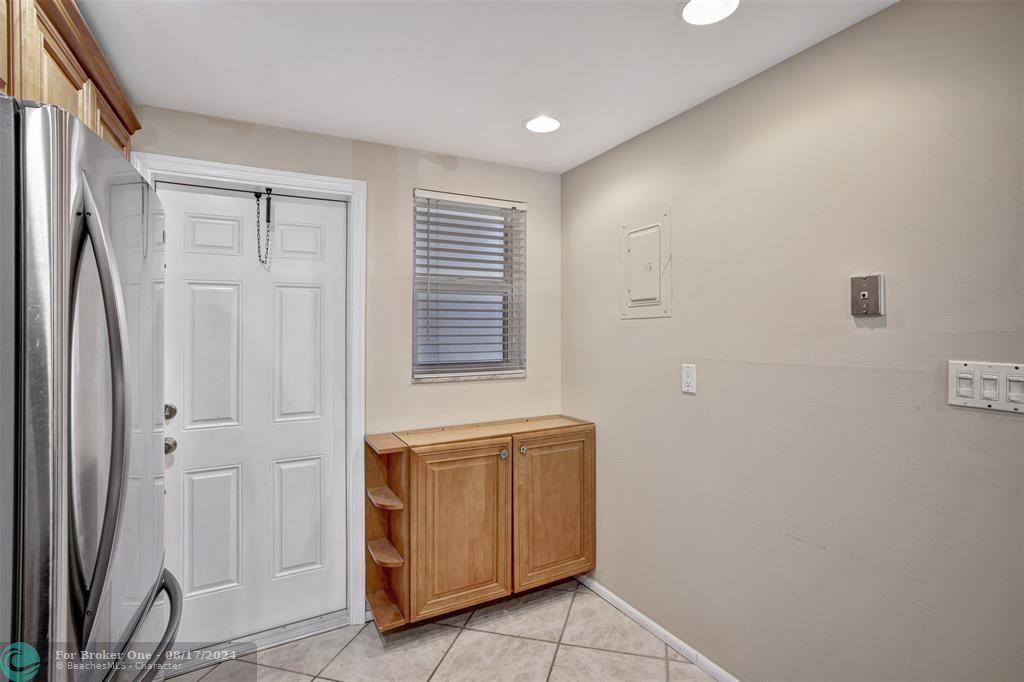 For Sale: $320,000 (2 beds, 2 baths, 912 Square Feet)