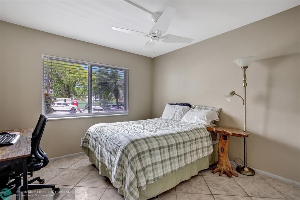 For Sale: $320,000 (2 beds, 2 baths, 912 Square Feet)