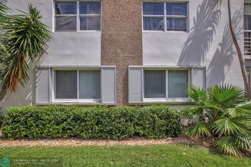 For Sale: $310,000 (2 beds, 2 baths, 912 Square Feet)