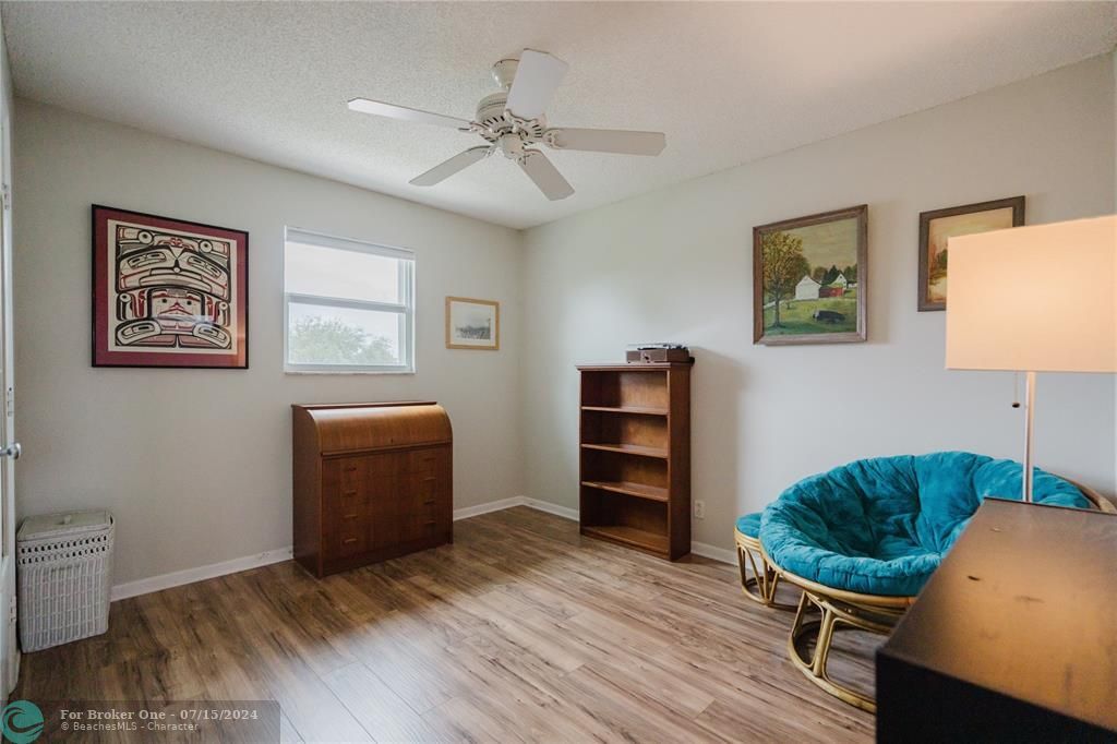 For Sale: $309,000 (2 beds, 1 baths, 843 Square Feet)