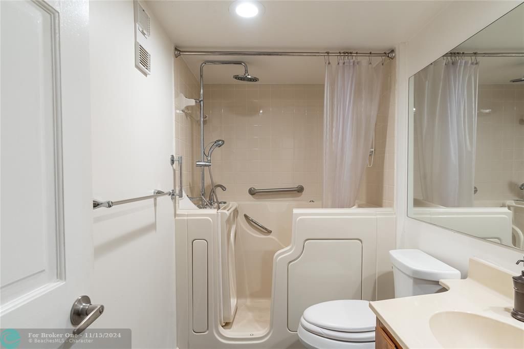 For Sale: $289,900 (2 beds, 2 baths, 1385 Square Feet)