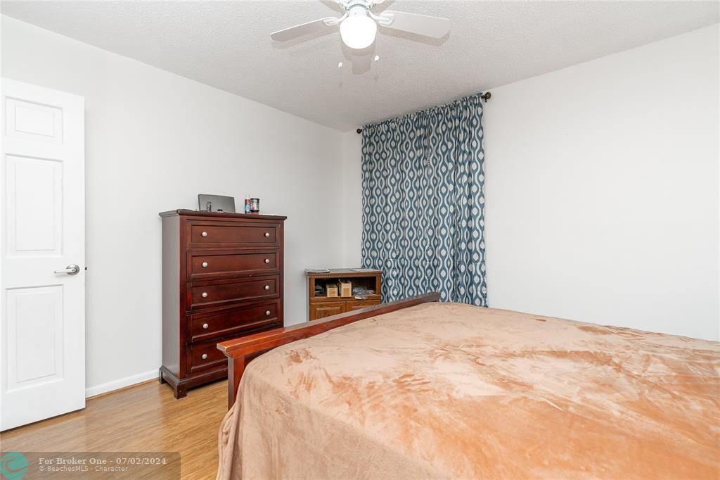 For Sale: $289,900 (2 beds, 2 baths, 1385 Square Feet)