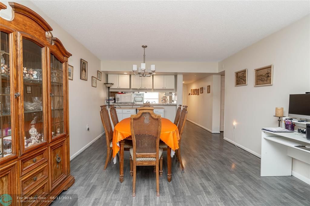 For Sale: $289,900 (2 beds, 2 baths, 1385 Square Feet)