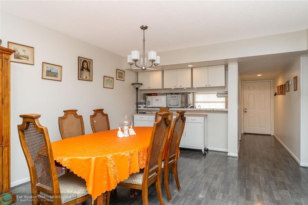 For Sale: $289,900 (2 beds, 2 baths, 1385 Square Feet)