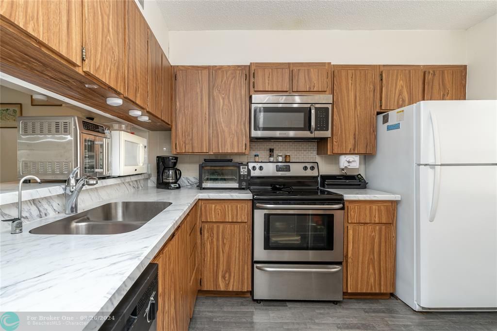 For Sale: $289,900 (2 beds, 2 baths, 1385 Square Feet)