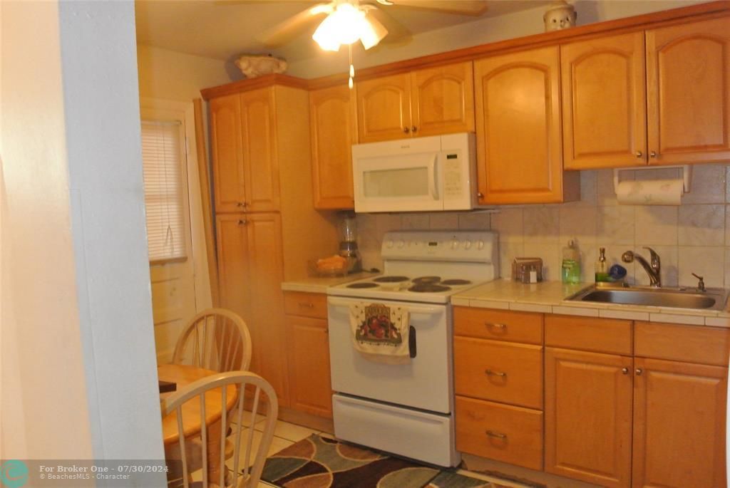 For Sale: $125,000 (2 beds, 2 baths, 1021 Square Feet)