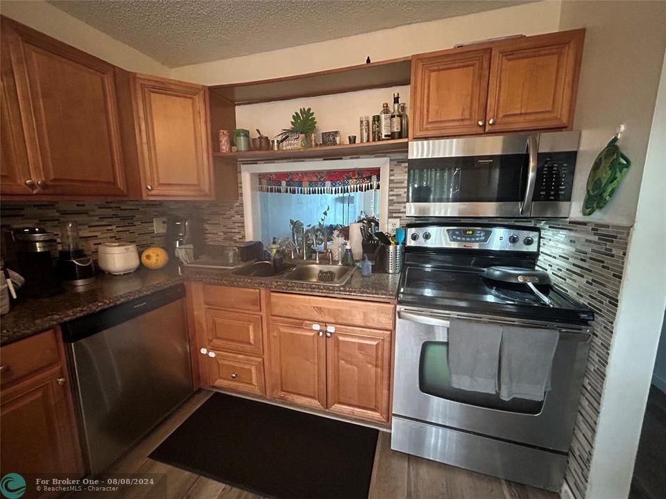 For Rent: $2,350 (2 beds, 1 baths, 1250 Square Feet)