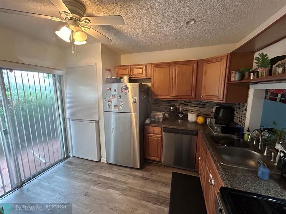 For Rent: $2,350 (2 beds, 1 baths, 1250 Square Feet)