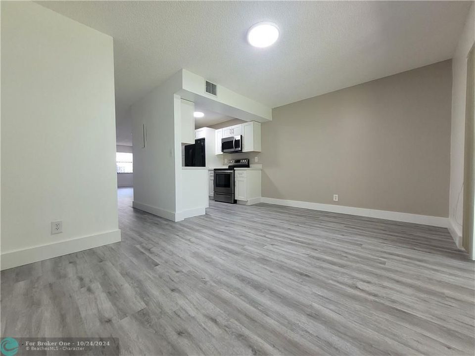 Active With Contract: $2,400 (2 beds, 2 baths, 1280 Square Feet)