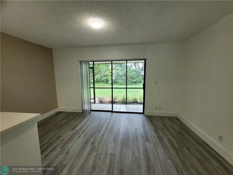 Active With Contract: $2,400 (2 beds, 2 baths, 1280 Square Feet)