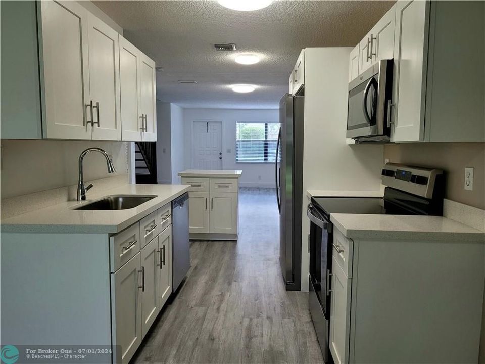 Active With Contract: $2,400 (2 beds, 2 baths, 1280 Square Feet)