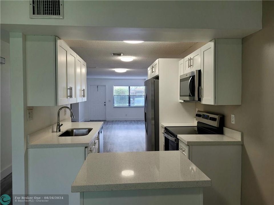 Active With Contract: $2,400 (2 beds, 2 baths, 1280 Square Feet)