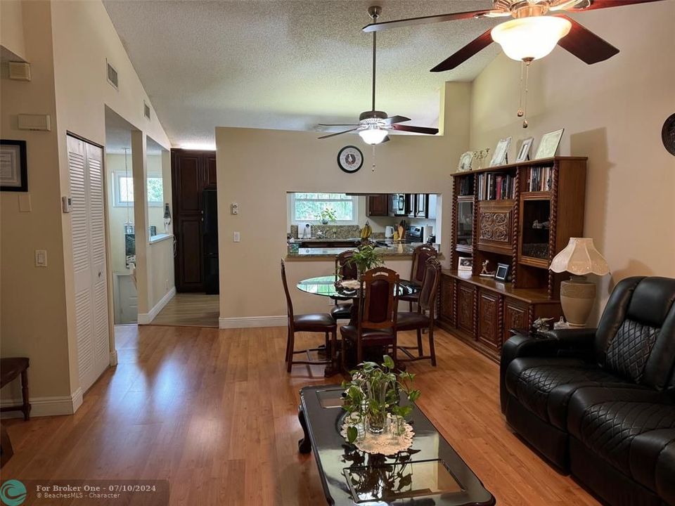 For Sale: $324,900 (2 beds, 2 baths, 1088 Square Feet)