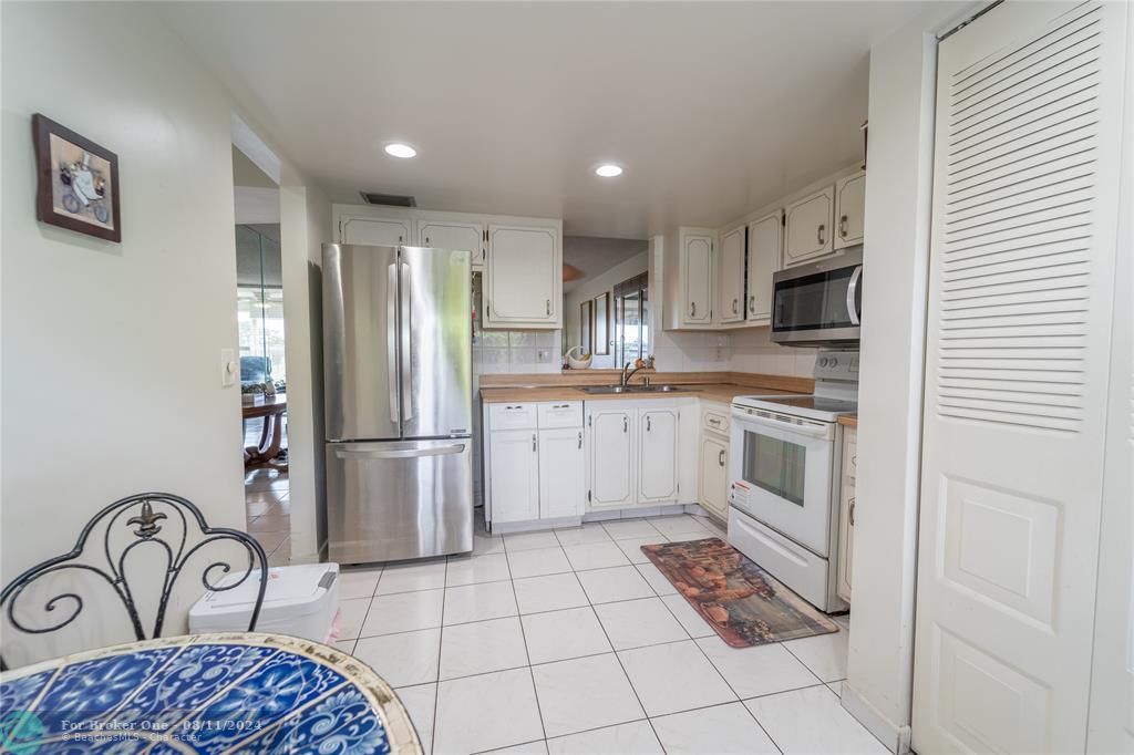 For Sale: $195,000 (2 beds, 2 baths, 1000 Square Feet)