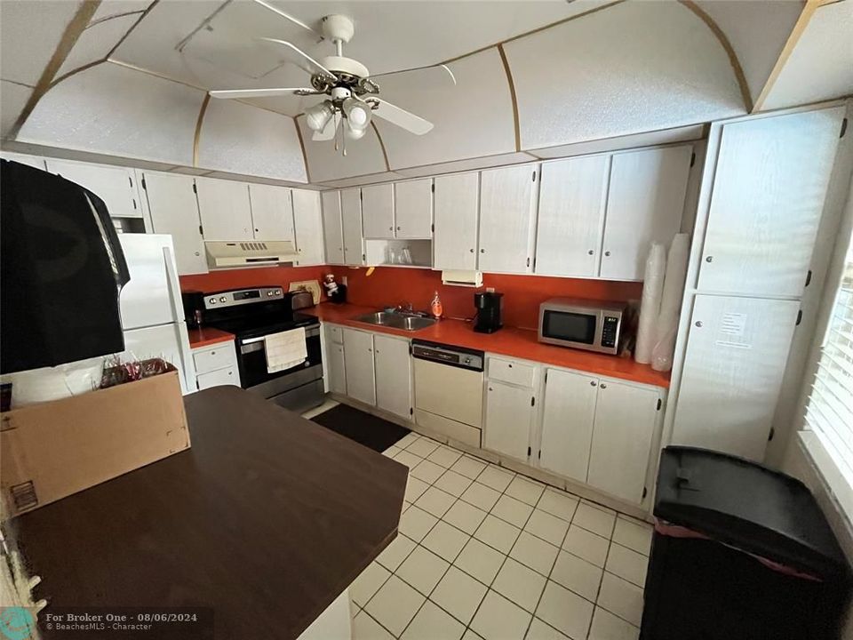 For Sale: $299,000 (2 beds, 2 baths, 1190 Square Feet)